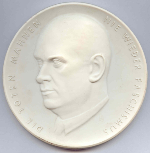 Thälmann, Ernst: DIE TOTEN MAHNEN – NIE WIEDER FASCHISMUS: Porzellan-Medaille Meißen (1957)